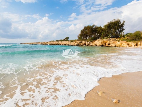 Velká nádherná vila s bazénem a pozemkem Ayia Napa 